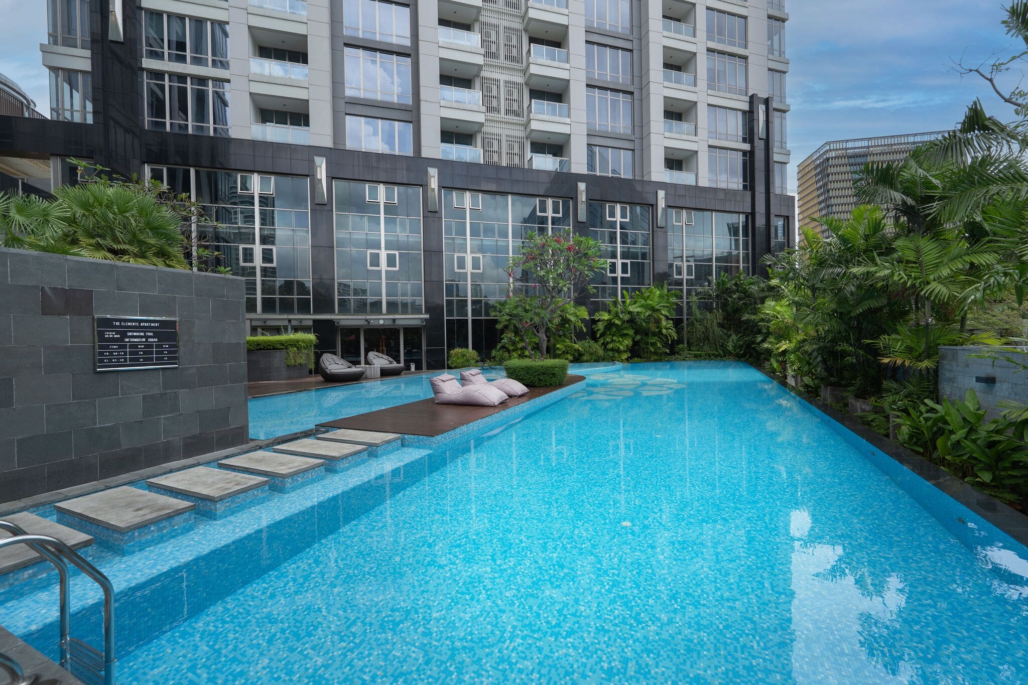 Swimming_Pool_a7381f865a